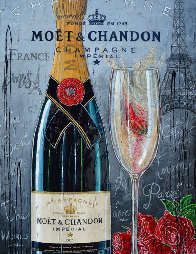 Bouteille de Moët et Chandon avec flûte de champagne avec tour Eiffel en fond